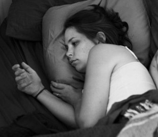 Фотограф удалил смартфоны со снимков, чтобы показать наш одинокий мир