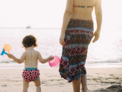 Сонячний та тепловий удар у дитини: як розпізнати та чим допомогти малюку