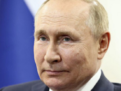 Причину вже озвучено: "занадто здоровому" Путіну двічі викликали медиків на вихідних