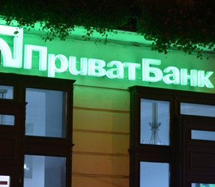 Залишитися без грошей за півгодини: чому «ПриватБанк» блокує карти