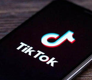 Власти США хотят запретить скачивание TikTok и WeChat