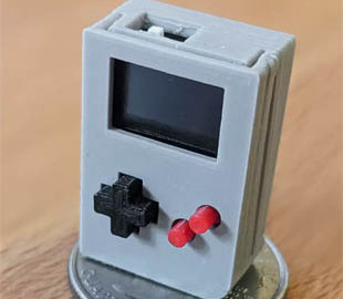 Энтузиаст создал игровую приставку размером с монету