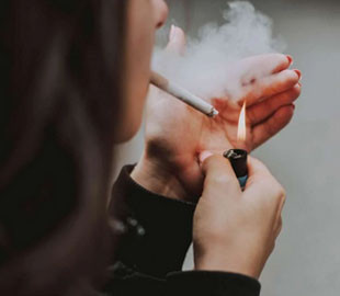 Як прибрати запах цигарок з одягу без прання: дієвий метод