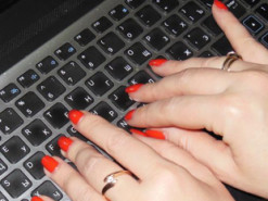 Остались без одежды: более сотни украинцев купились на объявления аферисток