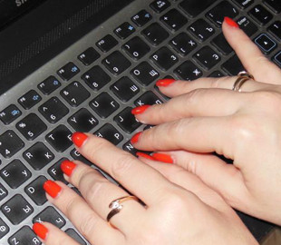 Остались без одежды: более сотни украинцев купились на объявления аферисток