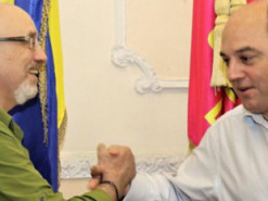 Дякуємо за залізну підтримку: Резніков подарував Воллесу спеціальну футболку