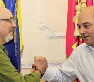 Дякуємо за залізну підтримку: Резніков подарував Воллесу спеціальну футболку