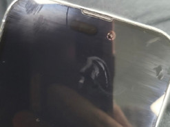 Муляж iPhone 14 Pro із двома вирізами в екрані засвітився на фото