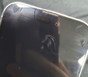 Муляж iPhone 14 Pro із двома вирізами в екрані засвітився на фото