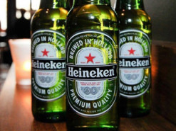 Пользователи Twitter призвали бойкотировать Heineken из-за рекламы вакцинации