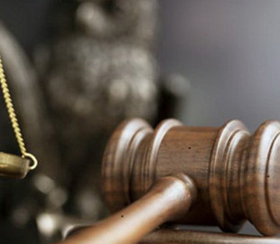 Хмельницький суд оштрафував чоловіка за нецензурний напис на прапорі