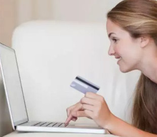 Специалисты рассказали о случаях, при которых не стоит расплачиваться банковской картой в Интернете