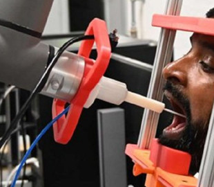 Защитить медработников. В Дании создали робота, который берет анализы на коронавирус