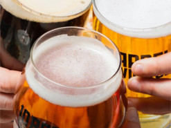 Келих пива посеред дня: українці просять дозволу випивати на работі