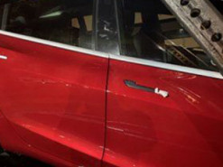 В сети показали модернизированную Tesla Model 3 с темным окном и новой консолью