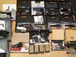 Изготавливали и продавали оружие в Украине: полиция разоблачила международную банду