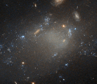 В мережі показали фото ультрадифузної галактики на відстані 4 млрд світлових років від Землі