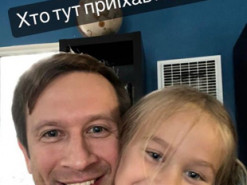 Дмитро Ступка замилував кадрами з 6-річною донькою після тривалої розлуки