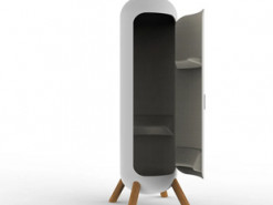 «У позі фламінго». В Японії розробили вертикальні капсули для сну на роботі