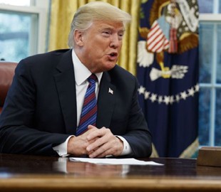 Китайці жартома порадили Трампу змінити iPhone на китайську модель, щоб не прослуховували