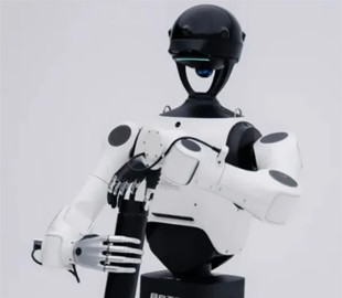 На основі втіленого інтелекту. У Китаї презентували повнорозмірного гуманоїдного робота з сенсорним керуванням