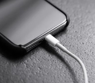 Нічне заряджання смартфона — чи шкодить батареї