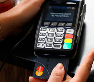 Samsung поможет Mastercard внедрить сканеры отпечатков пальцев в банковские карты