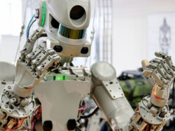 У Росії космонавт хоче подати до суду на робота, бо той нібито ображав льотчика у Twitter