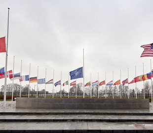 «Мы за вами наблюдаем»: Рогозин поздравил НАТО с днем рождения