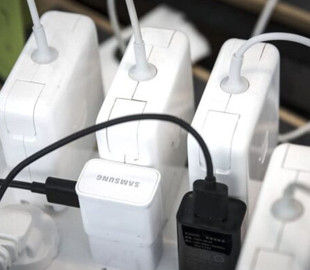 Чому варто відключати зарядні пристрої після зарядки телефону