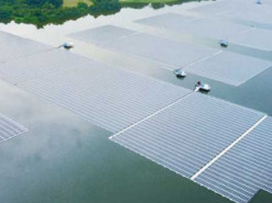 В Сингапуре огромной плавучей солнечной фермой управляют с помощью дронов