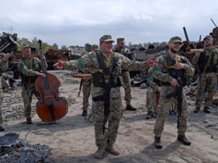 Бойцы ВСУ на фоне уничтоженной техники врага сняли клип на песню "Байрактар"