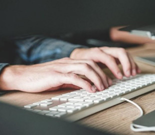 Правоохоронці викрили шахрая, який видавав себе за військового і збирав гроші на сайті знайомств