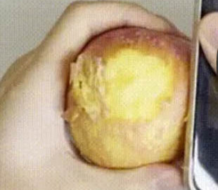 iPhone 12 знайшли несподіване застосування: ним почистили яблуко