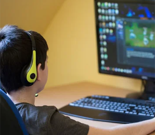 В Україні судили матір за те, що її неповнолітній син у соцмережах поширював інтимні фото