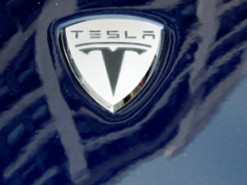 У Німеччині зросла кількість нападів на автомобілі та філії Tesla