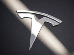 Tesla відкрила найбільшу у світі станцію підзарядки