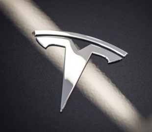 Tesla відкрила найбільшу у світі станцію підзарядки