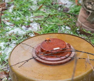 В сети показали, как украинским саперам приходится обезвреживать разбросанные по городам мины