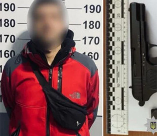 На Хмельниччині чоловік переробляв куплені в інтернеті стартові пістолети на вогнепальну зброю та продавав їх