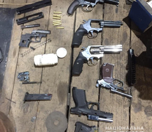 Под Киевом задержали банду, торговавшую оружием в соцсетях