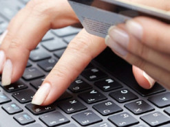 Жінка збирала гроші на хворих дітей і витрачала їх на себе