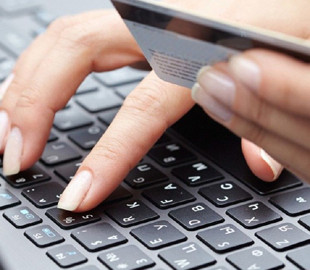 Жінка збирала гроші на хворих дітей і витрачала їх на себе