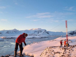 Полярники станції “Академік Вернадський” встановлюють нові антени для вивчення іоносфери