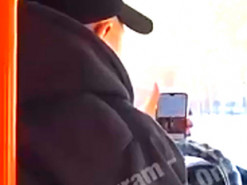 Усю дорогу сидів у соцмережах: "неуважний" водій у Києві потрапив на відео