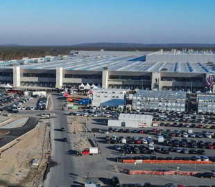 Tesla зупиняє заводи в Китаї та Німеччині