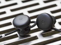 Google облегчила мониторинг батареи и поиск наушников