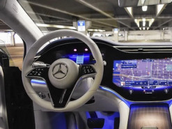 Mercedes-Benz устранила ошибку, которая позволяла смотреть видео на дисплее авто во время движения