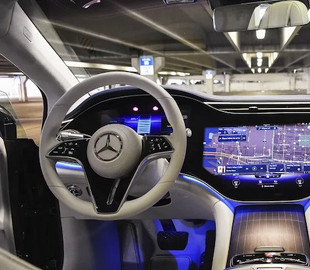 Mercedes-Benz устранила ошибку, которая позволяла смотреть видео на дисплее авто во время движения