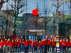 Apple перекрасила логотипы магазинов по всему миру в красный цвет